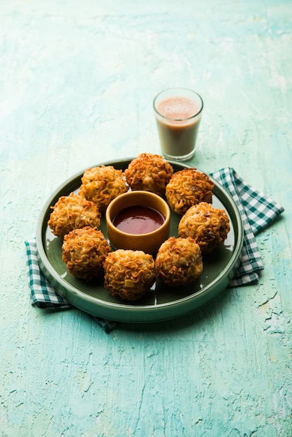 Zdjęcie crispy noodles pakora lub pakoda to popularne indyjsko-chińskie jedzenie uliczne podawane z ketchupem