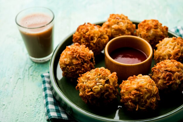 Crispy Noodles Pakora lub pakoda to popularne indyjsko-chińskie jedzenie uliczne podawane z ketchupem