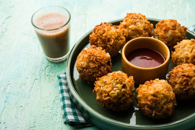 Crispy Noodles Pakora lub pakoda to popularne indyjsko-chińskie jedzenie uliczne podawane z ketchupem