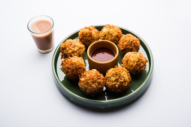 Crispy Noodles Pakora lub pakoda to popularne indyjsko-chińskie jedzenie uliczne podawane z ketchupem