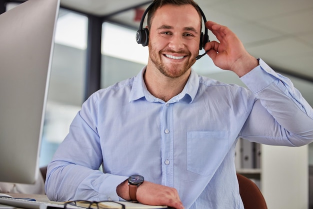 Zdjęcie crm biznesmena i portret sprzedaży w firmie call center z konsultacją telefoniczną i uśmiechem telemarketingowe doradztwo internetowe i obsługa klienta z kontaktem praca pracownika płci męskiej z pomocą