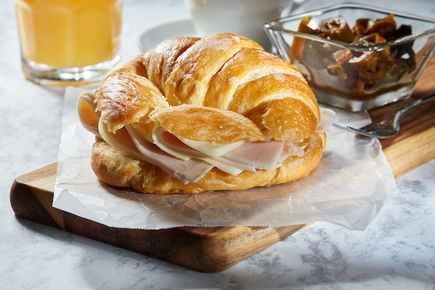 Zdjęcie croissant de jamon y queso con lechuga tomate aguacate