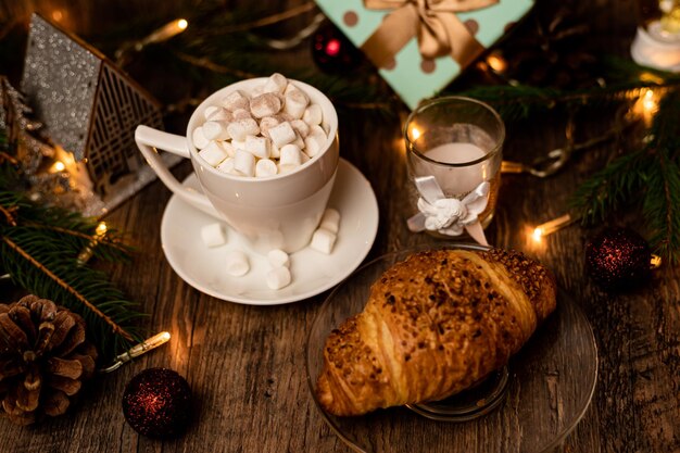 Croissant i marshmallow na stole noworocznym Romantyczny wieczór rodzinny