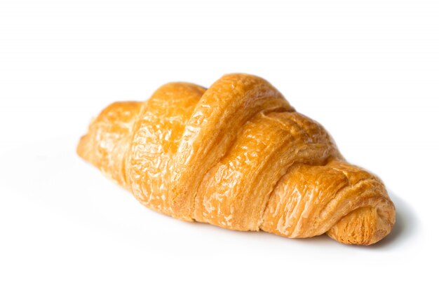 Croissant na odosobnionym białym tle