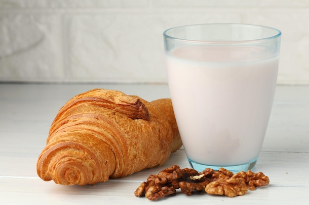 Croissant orzechy i jogurt Zdrowe odżywianie