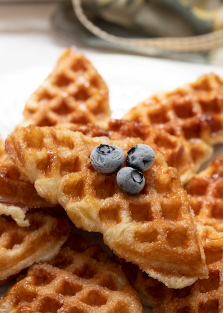 Croissant Waffle lub jego słynne nazwy Coffle na białym talerzu z białym tłem