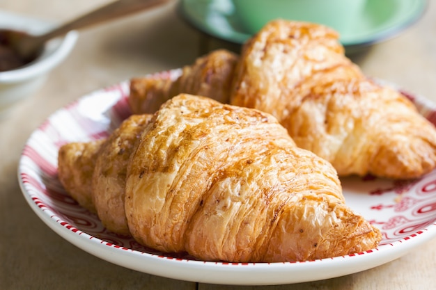 Croissant z dżemem jagodowym przy kawie