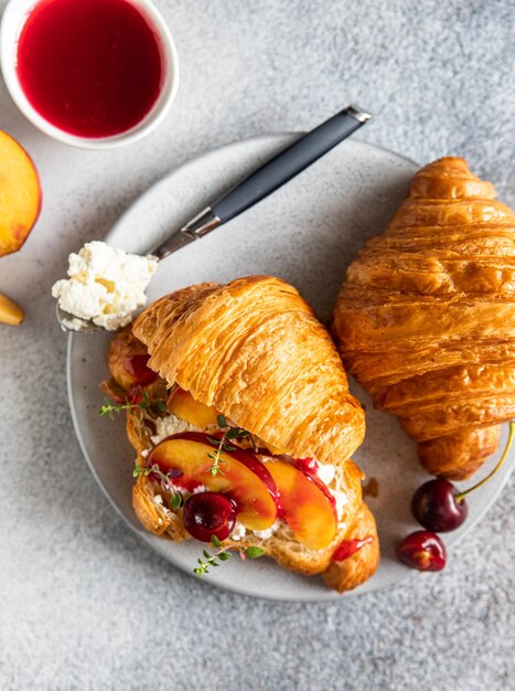 Croissant z wiśnią nektarynową i serem ricotta