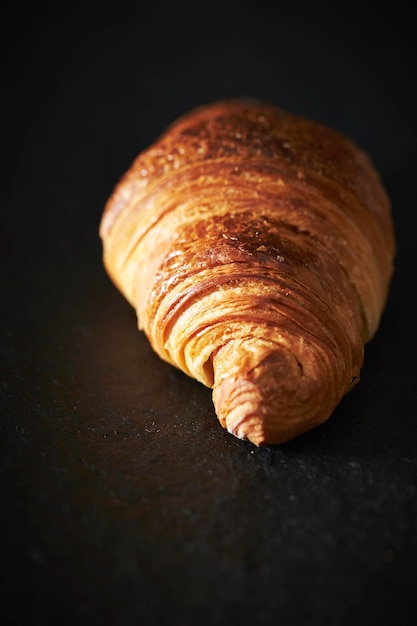 Croissant zbliżenie na czarnym tle