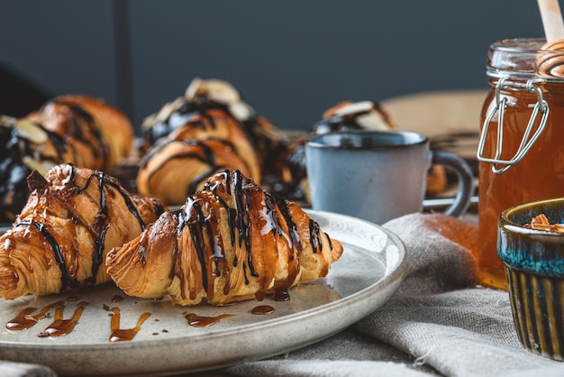 Croissanty Z Czekoladą I Miodem Na Stole Z.