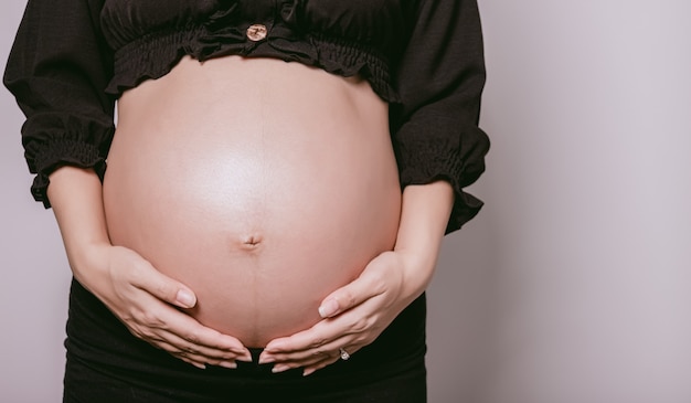 Zdjęcie cropped kobieta w ciąży pozycja na białym tle