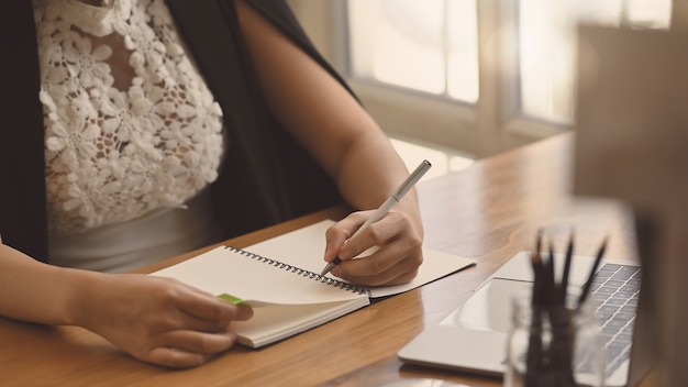 Cropped Strzału Bizneswomanu Writing Na Notatnika Papierze.