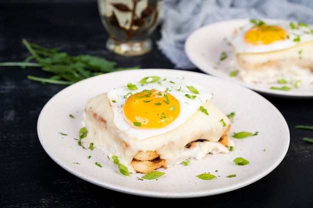 Zdjęcie croque madame z sosem bechamel toasty francuskie z serem szynkowym i smażonym jajkiem