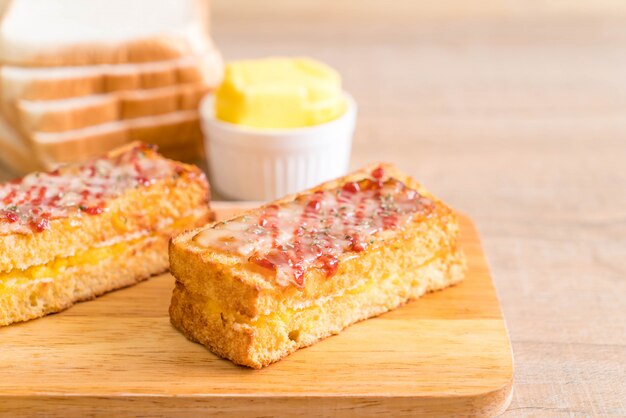 croque monsieur bekon i kanapka z jajkiem