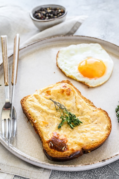 Croque Monsieur To Tradycyjny Francuski Tostowy Ser I Kanapka Z Szynką Z Sosem Beszamelowym. Widok Z Góry