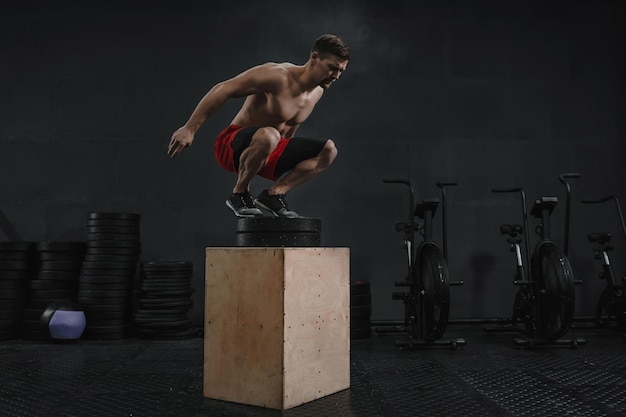 Crossfit box ćwiczenie skoku Sportowiec skaczący na boks