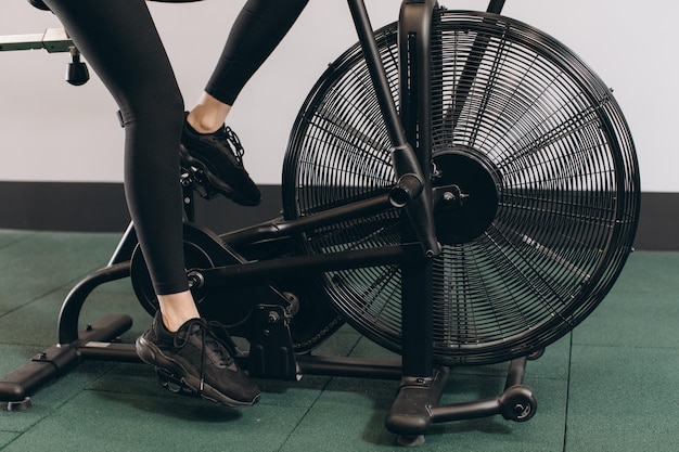 Crossfit kobieta robi intensywny trening cardio na rowerze treningowym