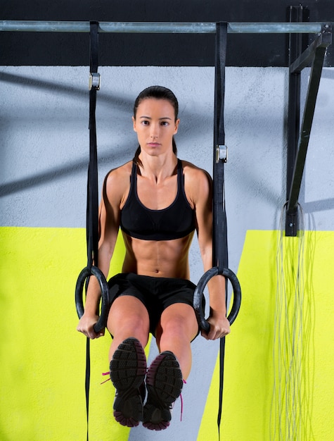 Zdjęcie crossfit upadu pierścionku kobiety trening przy gym zamaczaniem