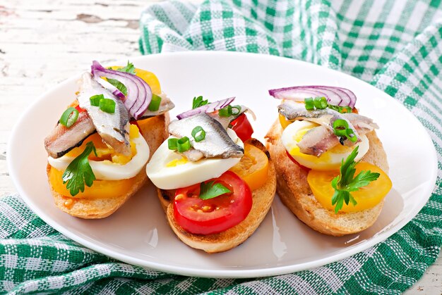 Crostini Z Anchois, Pomidorami I Jajkiem, Ozdobione Zieleniną