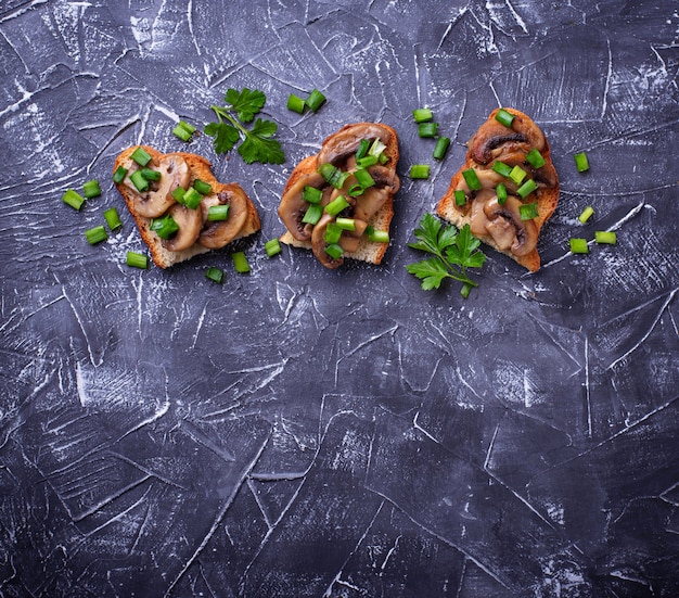 Crostini z grzybami i zieloną cebulą.