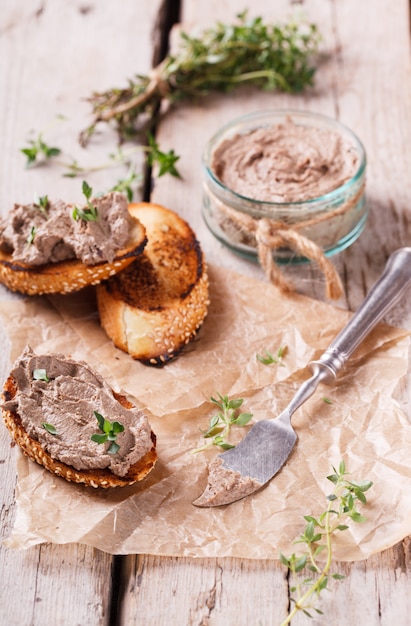 Crostini z pasztetem z wątróbek