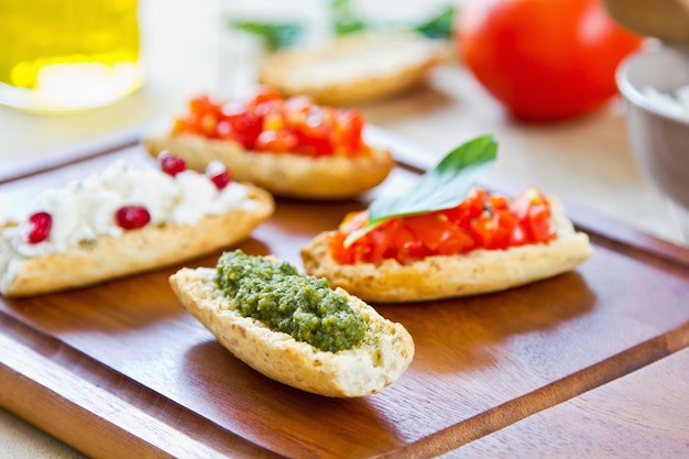 Zdjęcie crostini z pesto, serem i pomidorem z niektórymi składnikami