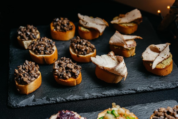 Crostini z pokrojonymi w kostkę smażonymi pieczarkami i mięsem z piersi indyka