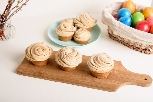 Zdjęcie cruffins wielkanocne wiosenne wypieki, mieszanka muffinki i croissanta na lekkim tle