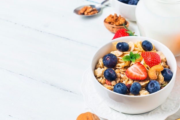 Crunchy płatki z jagodami i różnych jogurty na zdrowe śniadanie, zbliżenie