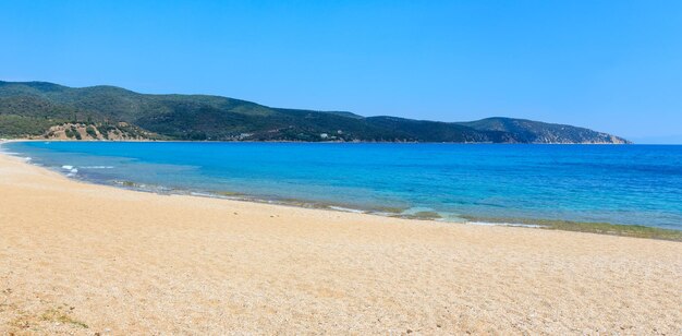 Cudowna piaszczysta plaża na Morzu Egejskim na Sithonii, Halkidiki, Grecja.