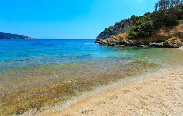 Cudowna piaszczysta plaża na Morzu Egejskim na Sithonii, Halkidiki, Grecja.