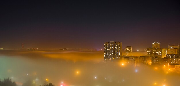 Cudowne ujęcie mgły w City