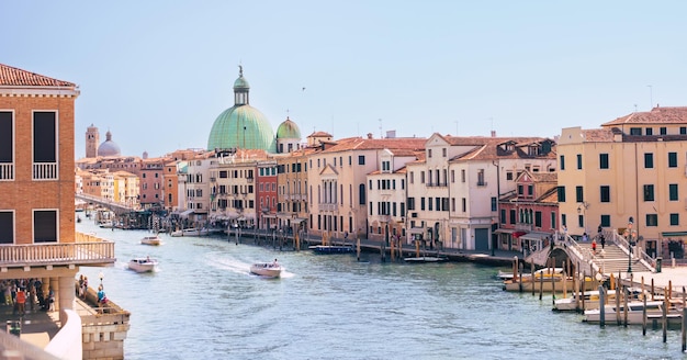 Cudowny dzień w Wenecji Kolorowy piękny pejzaż z widokiem na Canal Grande i kopuły Santa Maria della Salute