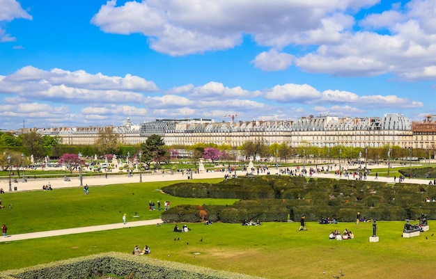 Cudowny ogród Tuileries w słoneczny wiosenny dzień Paryż Francja kwiecień 2019