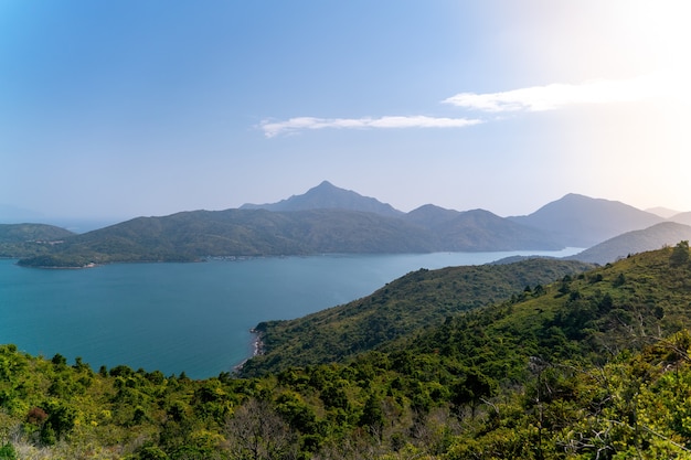 Cudowny widok na ścieżkę śledzenia w Sai Kung East Country Park w Hongkongu