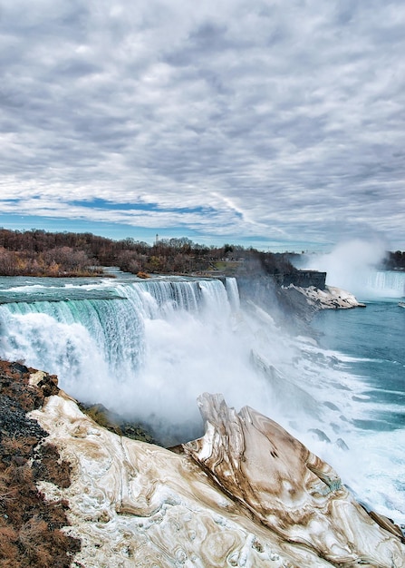 Cudowny wodospad Niagara, strona amerykańska. Widok na wodospady American Falls i Bridal Veil Falls. Wiosna
