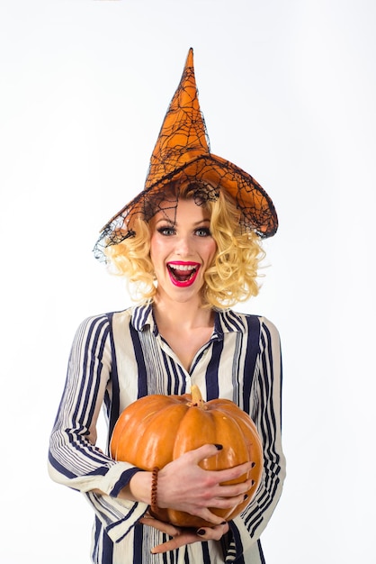 Cukierek albo psikus kobieta przytula dynia impreza z okazji halloween happy halloween blondynka w kapeluszu wiedźmy październik