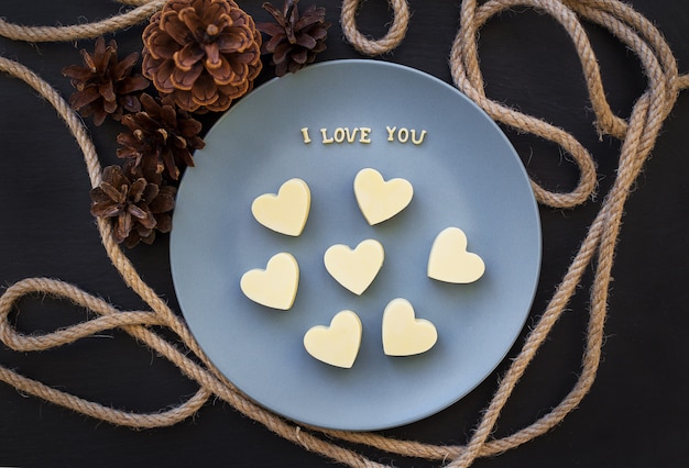 Cukierek biała czekolada w sercu, uwielbiam pisać na niebieskim talerzu ze stożkami