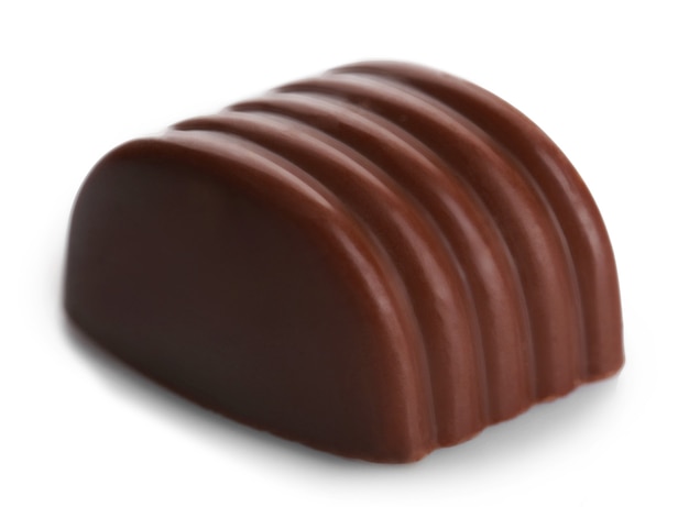 Cukierki czekoladowe, odizolowane na białej powierzchni