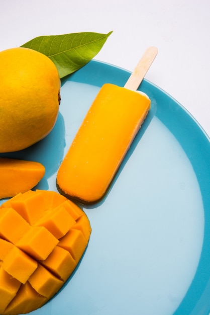 Cukierki lodowe o smaku mango lub batoniki lodowe lub kulfi, składające się ze słodkiego i smacznego alphonso lub hapoos Aam