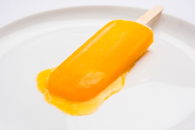 Cukierki lodowe o smaku mango lub batoniki lodowe lub kulfi, składające się ze słodkiego i smacznego alphonso lub hapoos Aam