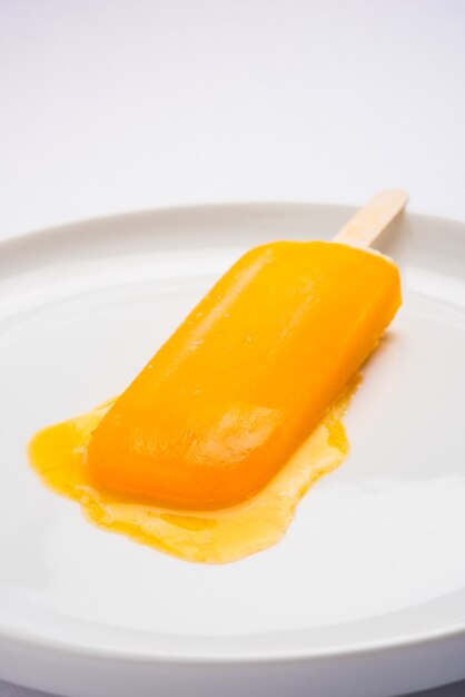 Zdjęcie cukierki lodowe o smaku mango lub batoniki lodowe lub kulfi, składające się ze słodkiego i smacznego alphonso lub hapoos aam