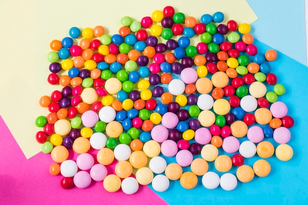 Cukierki na kolorowym tle pod dużym kątem