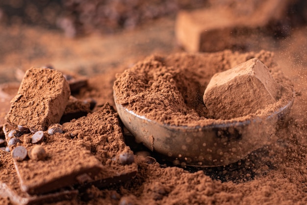 cukierki trufla czekoladowa w proszku kakaowym naturalny deser słodycze posiłek przekąska na stole miejsce na kopię