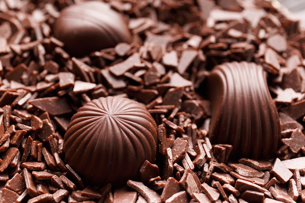 Cukierki w czekoladowych układach scalonych zbliżenie fotografia makro