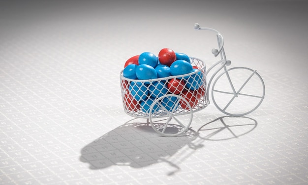 Zdjęcie cukierki w miniaturowym rowerze na stole