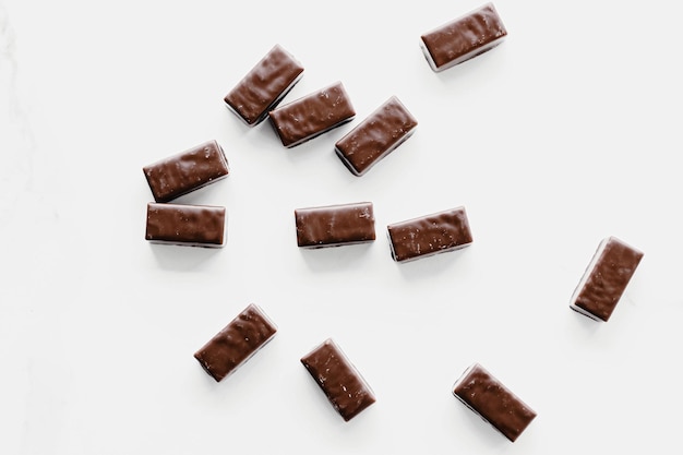 Cukierki z ciemnej czekolady na białym tle słodkie jedzenie i deser