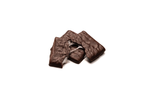 Cukierki z ciemnej czekolady na białym tle