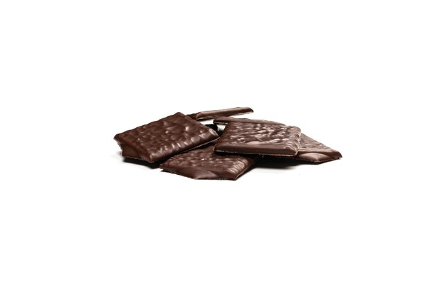 Cukierki z ciemnej czekolady na białym tle