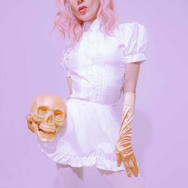 Cukierkowa blondynka Dziewczyna w stroju kelnera ze złotą czaszką Gry fabularne koncepcja sklepu z imprezami halloweenowymi